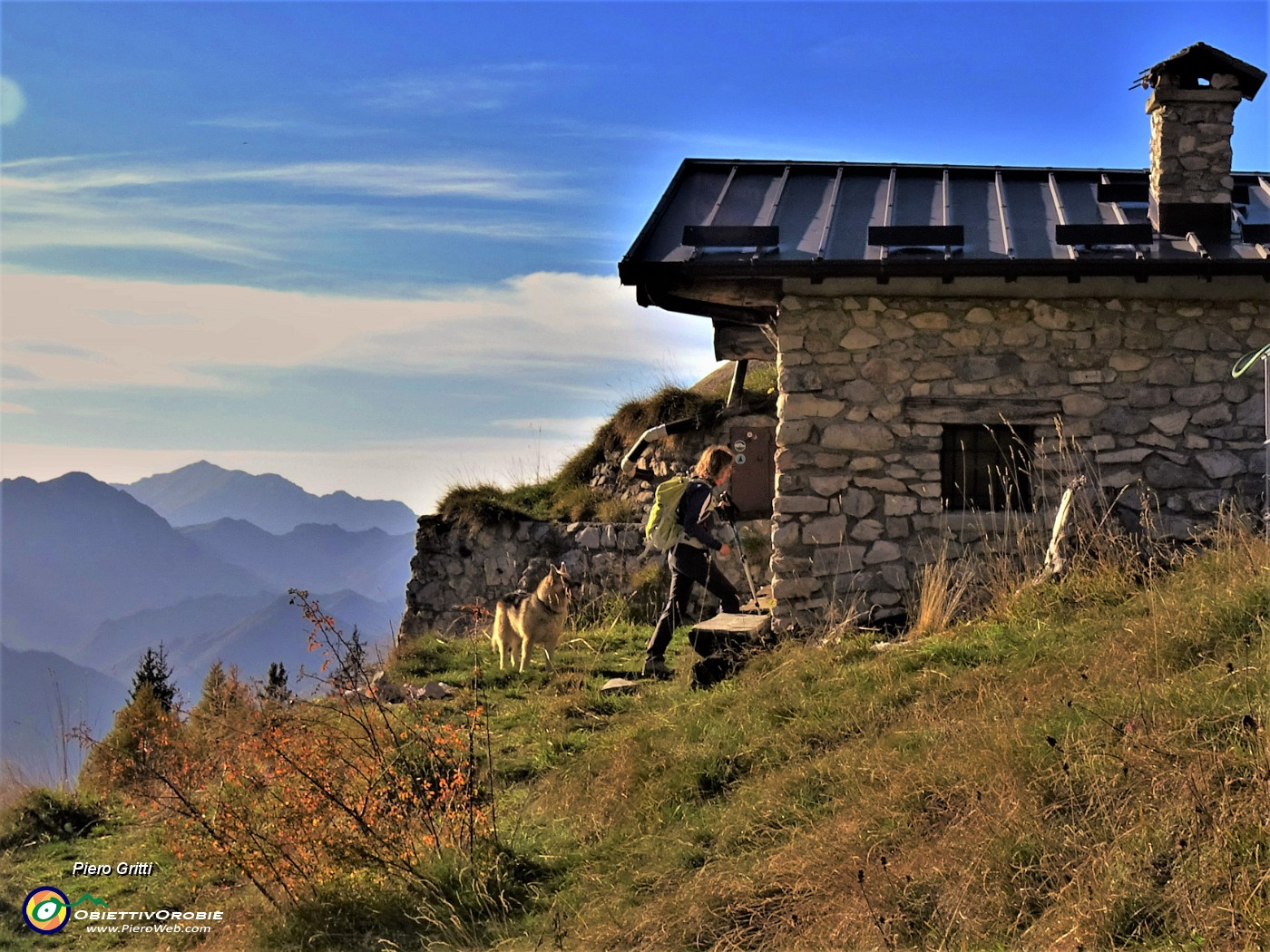 65 Passaggio alla Baita-bivacco del Monte Secco (1837 m).JPG